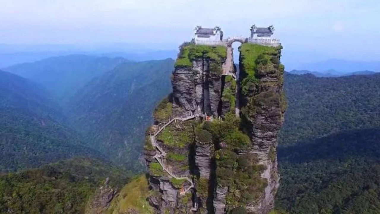 Gunung Fanjingshan : Kuil Kembar di Puncak Tebing Batu