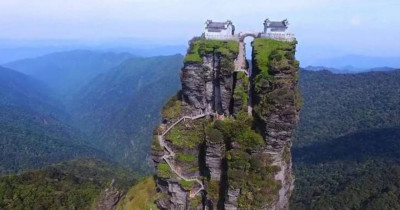 Gunung Fanjingshan : Kuil Kembar di Puncak Tebing Batu