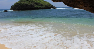 Inspirasi Kata-Kata Ombak Dan Pasir Pantai Untuk Caption Foto di Instagram