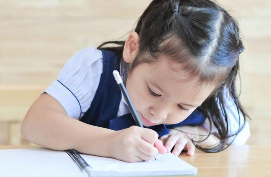 10 Tips Mengajarkan Anak Menulis yang Baik dan Benar