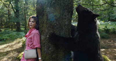 ﻿Sinopsis Film Cocaine Bear (2023): Kelompok yang Aneh