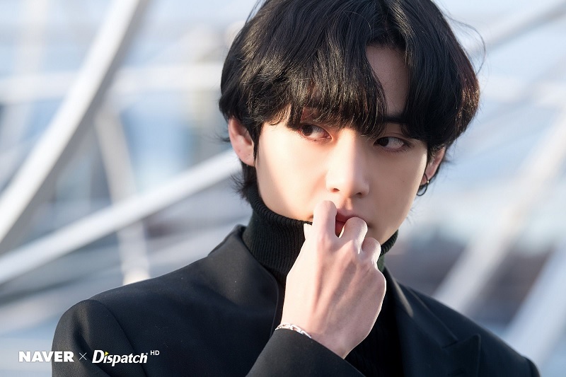 15 Foto V BTS Cool Banget, Ada yang Ganteng, Lucu sampai Keren Banget