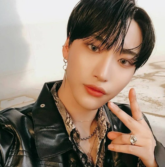 Foto Terbaru Park Seong Hwa pakai Piercing, Member ATEEZ Berwajah Tampan