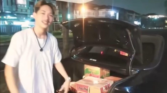 Rumah YouTuber Prank 'Dus Sampah' Digeruduk Warga dan Polisi