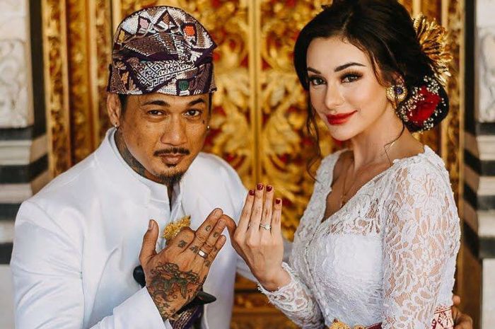 Nora Alexandria Unggah Foto Mirip Jerinx SID Berpeci Pegang Kitab di Instagram