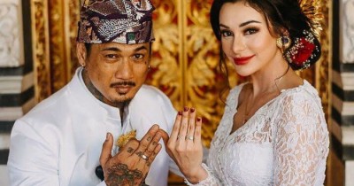 Nora Alexandria Unggah Foto Mirip Jerinx SID Berpeci Pegang Kitab di Instagram