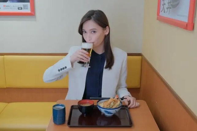 Sinopsis Drama Enjoy Drinking Alone (2021): Wanita Cantik yang Suka Minum Alkohol Sendirian