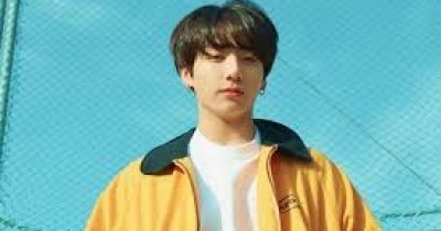 Update di Weverse, Jungkook Unggah Foto Wajah Tanpa Ekspresi