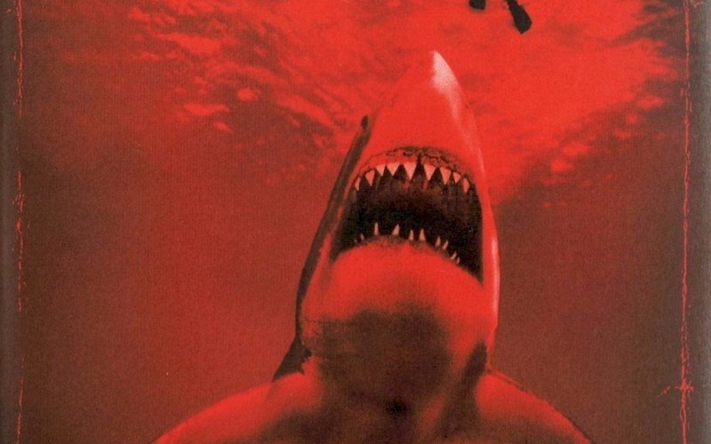 Sinopsis Film Huge Shark (Red Water) (2021): Serangan Ikan Hiu