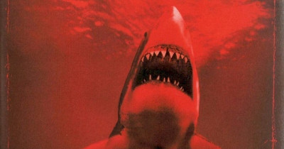 Sinopsis Film Huge Shark (Red Water) (2021): Serangan Ikan Hiu