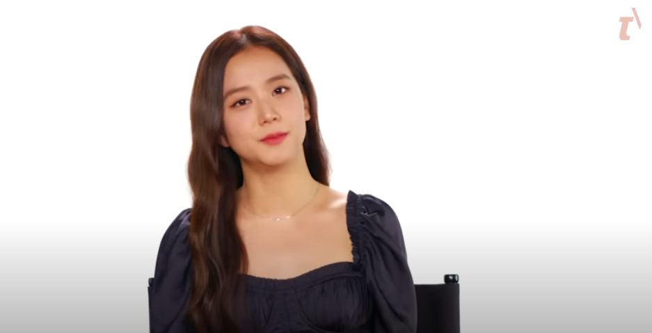 Jisoo kasih bocoran untuk "Firsts" dengan Vogue Remaja