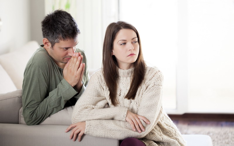Tanda Suami Tidak Peduli Perasaan Istri, Begini Cara Mengatasinya