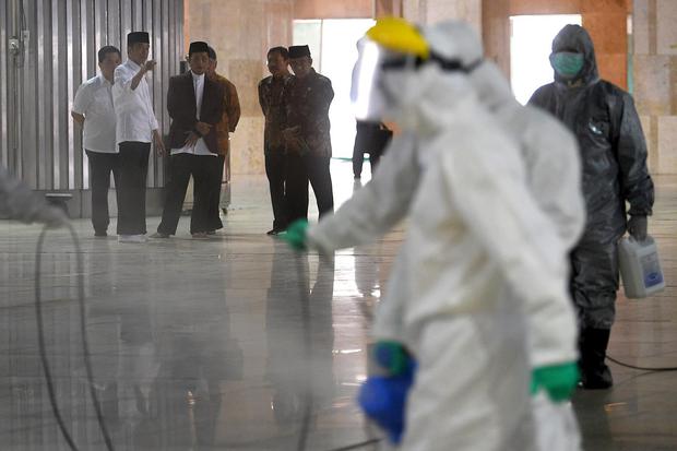 Penurunan Spanduk 'Corona' Masjid Raya Bandung, Nama Ridwan Kamil Disindir