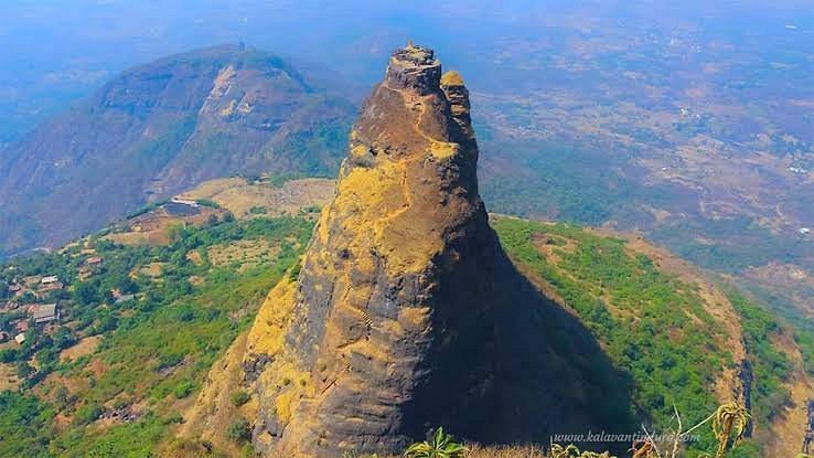 Kalavantin Durg: Gunung Kecil dari India yang Jalurnya Licin Banget