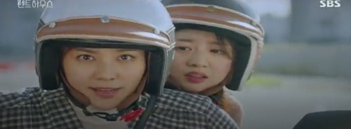 Wajah Ro-na dan Yoon-hee ketika naik motor